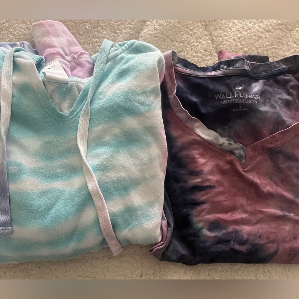 Women’s small tie dye long sleeve shirts - bundle of 2